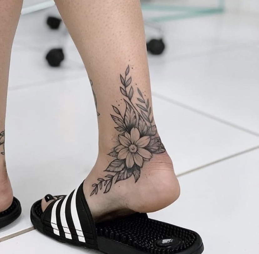Imagem Com Tatuagem De Flor No Pé E Tornozelo Simples