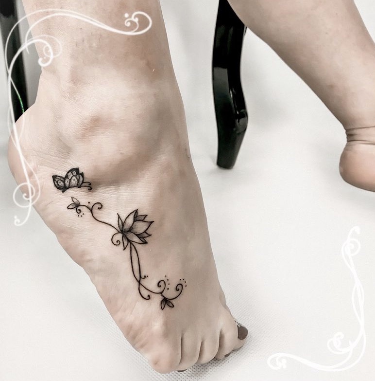 Imagem Com Tatuagem De Flor No Pé Delicada Lateral