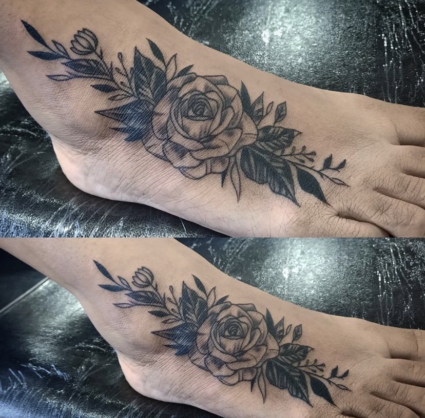 Imagem Com Tatuagem De Flor No Pé: Rosa Ousada