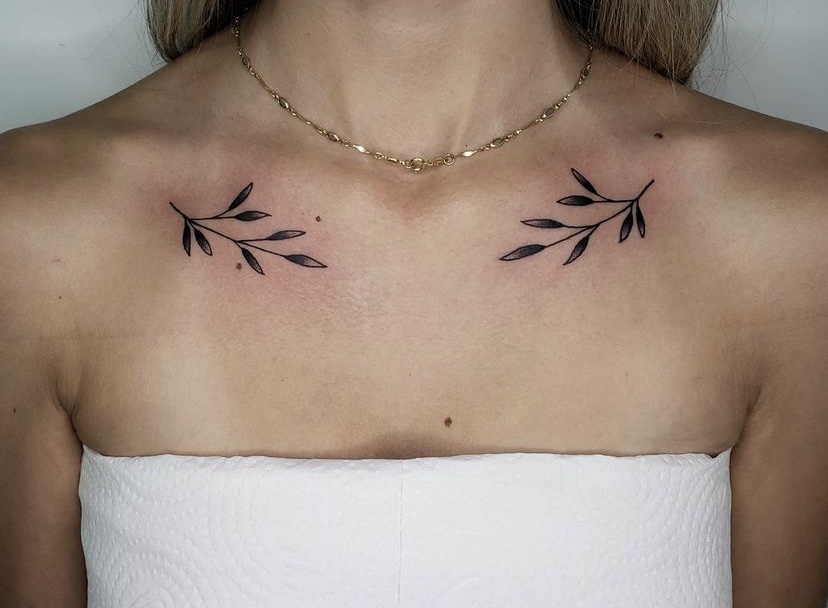 Imagem com tatuagem de ramo delicada