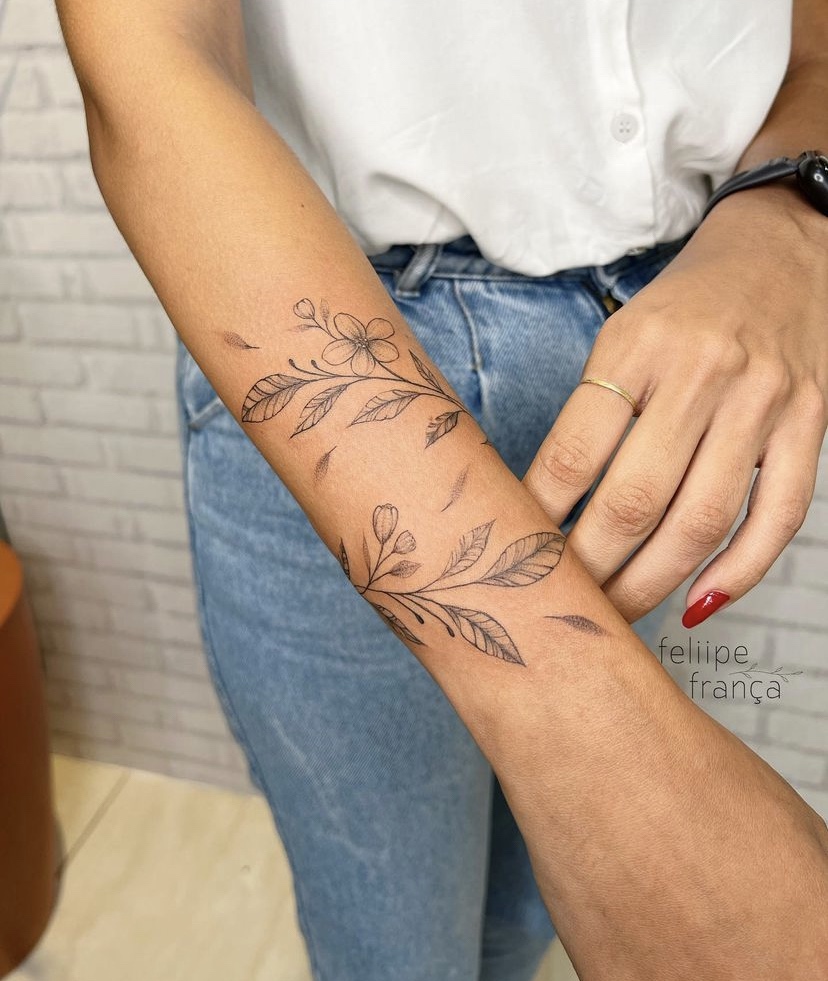 Imagem com tatuagem de ramo com flor