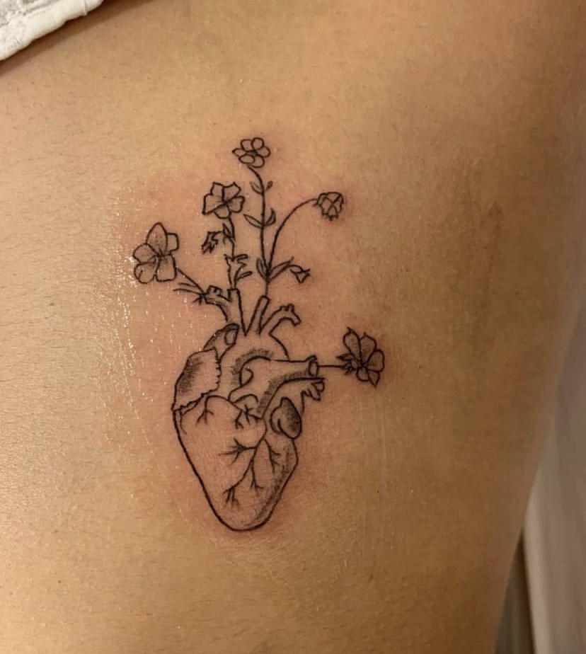 Imagem com tatuagem de ramo em um coração