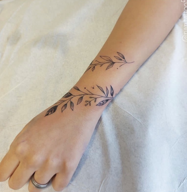 Imagem com tatuagem de ramo no pulso