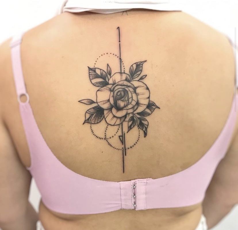Imagem com tatuagem de flor nas costas: rosa