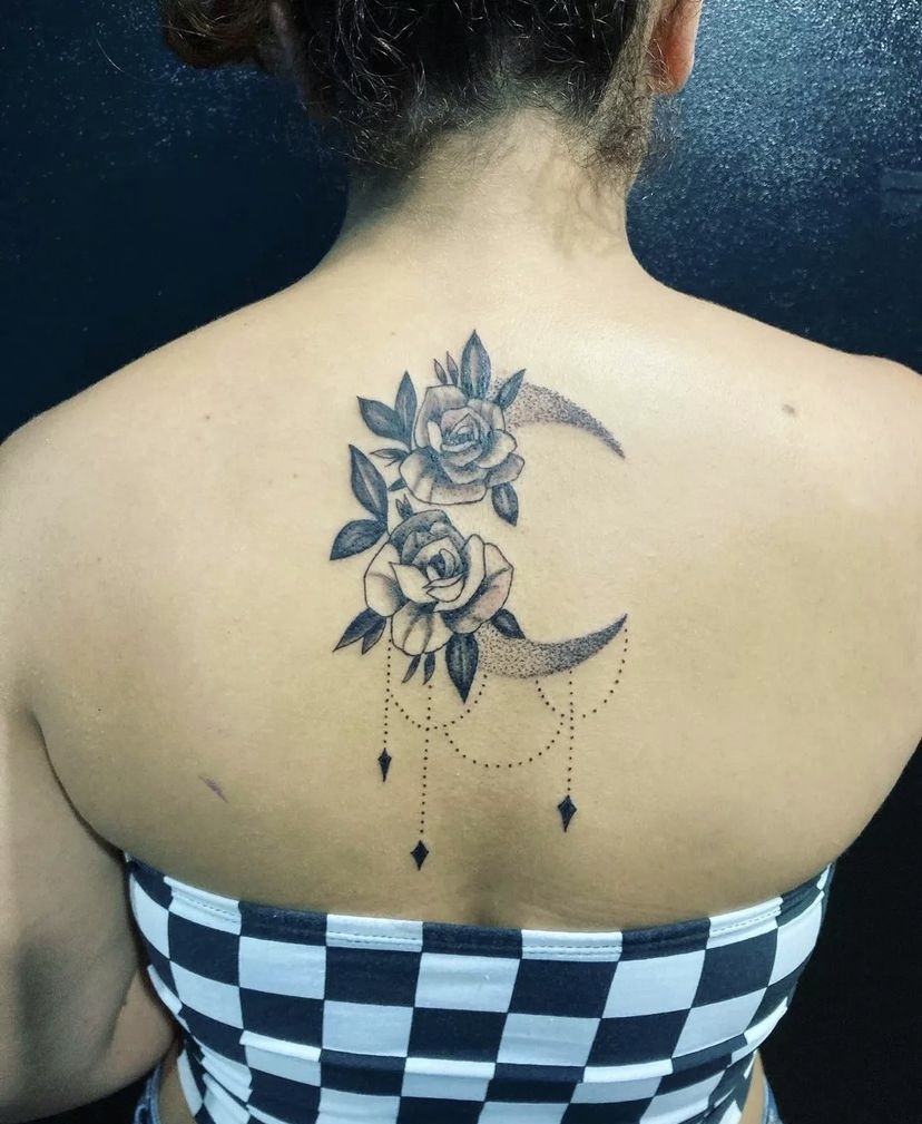 Imagem Com Tatuagem De Flor Nas Costas Em Uma Lua