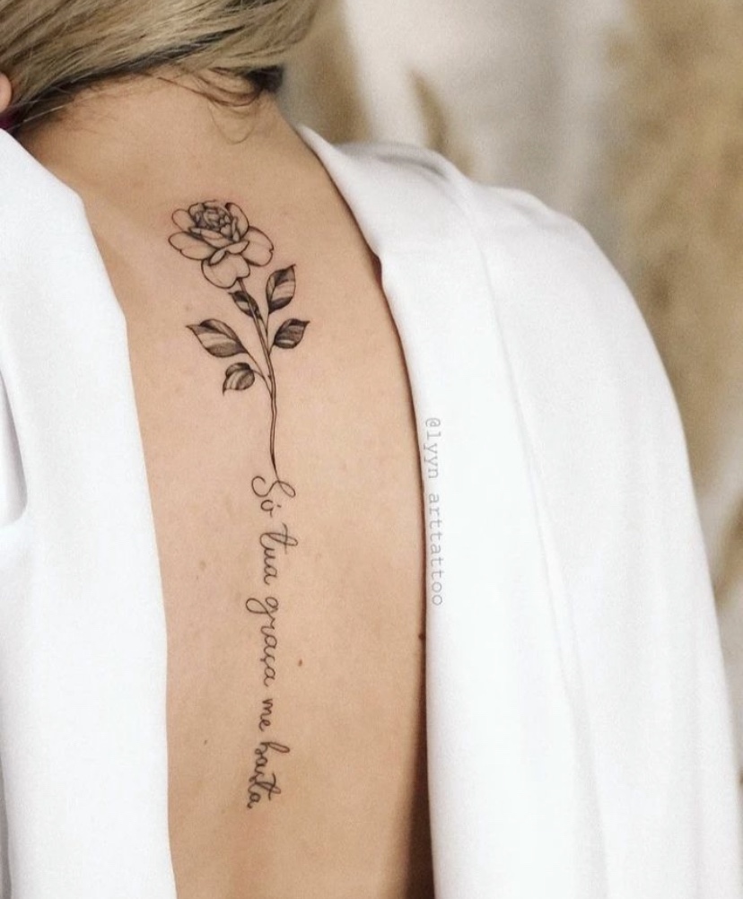 Imagem Com Tatuagem De Flor Nas Costas E Frase Religiosa