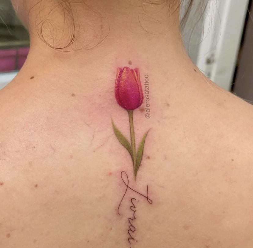 Imagem com tatuagem de flor nas costas: tulipa