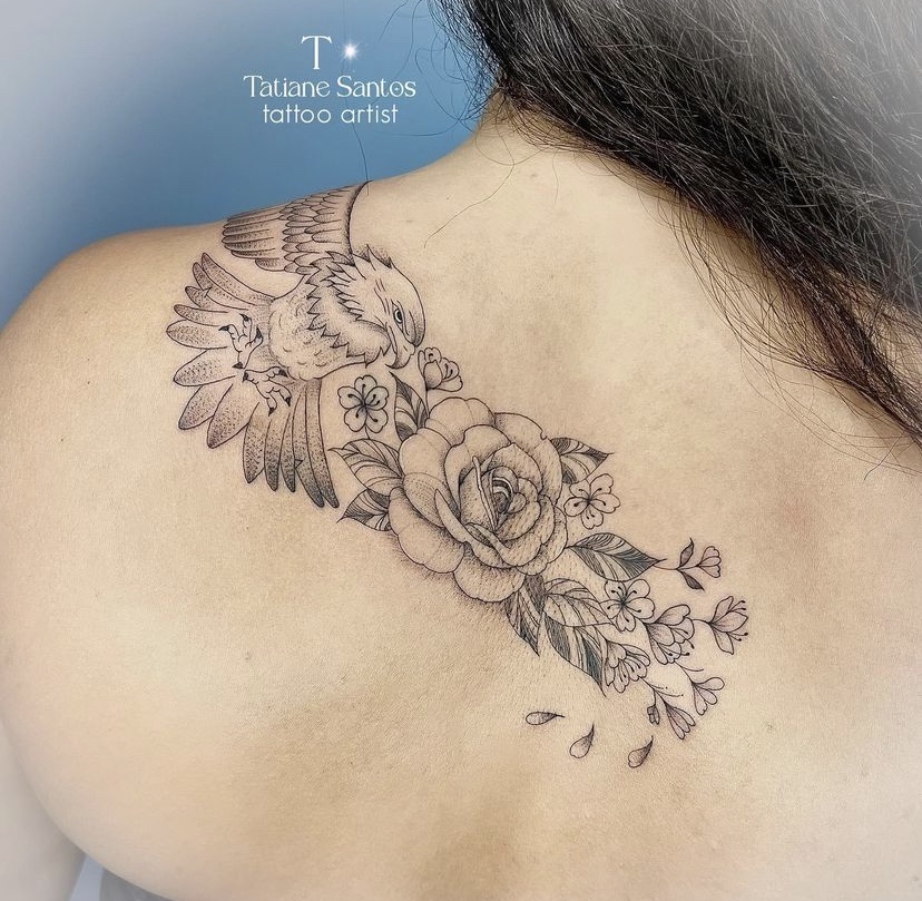 Imagem com tatuagem de flor nas costas com águia