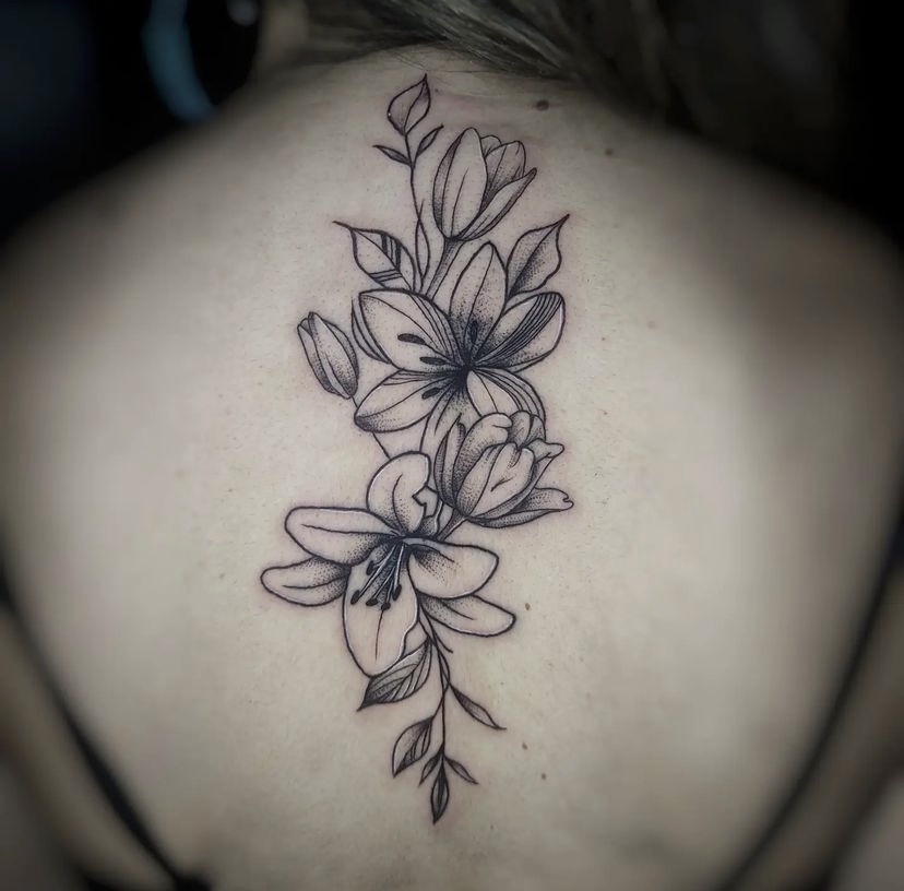 Imagem com tatuagem de flor nas costas simples