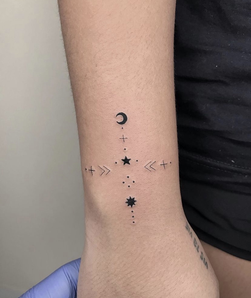Imagem Com Tatuagem De Lua, Sol E Estrela