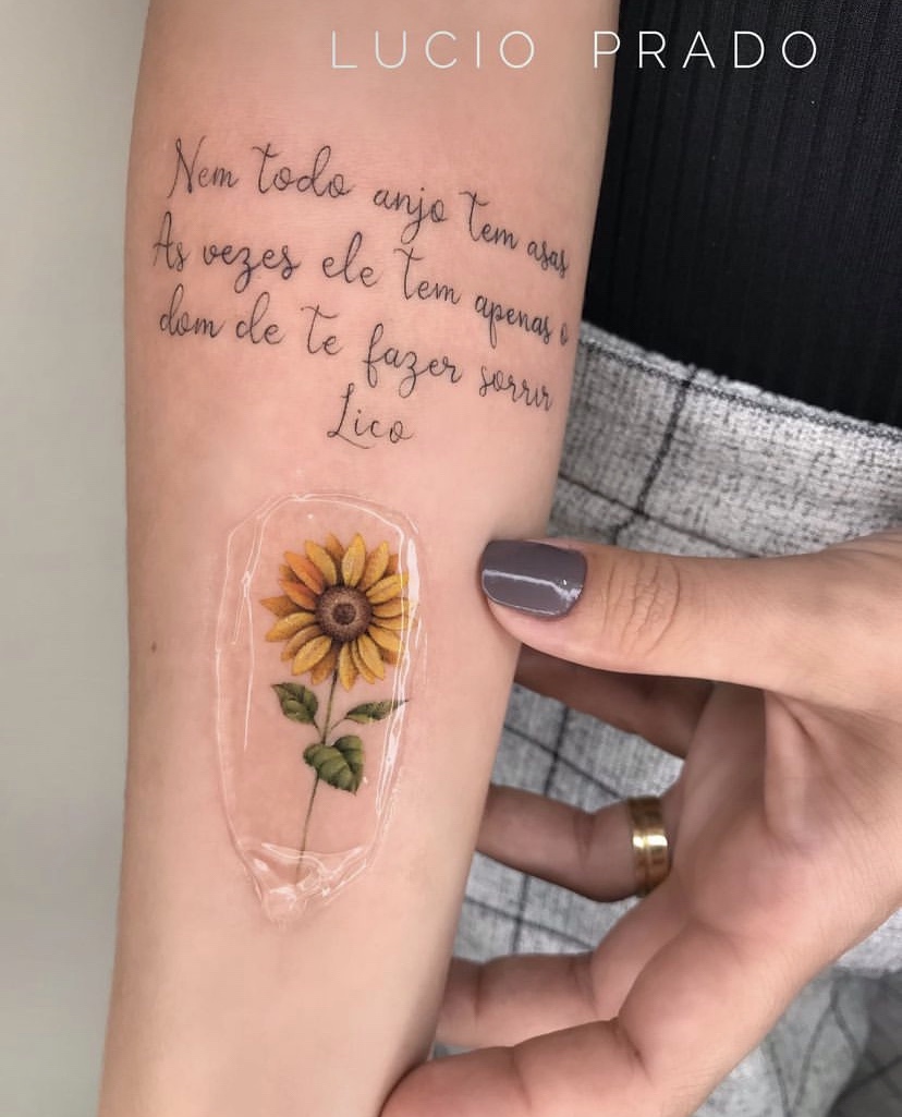 Imagem Com  Tatuagem De Frases No Braço E Girassol