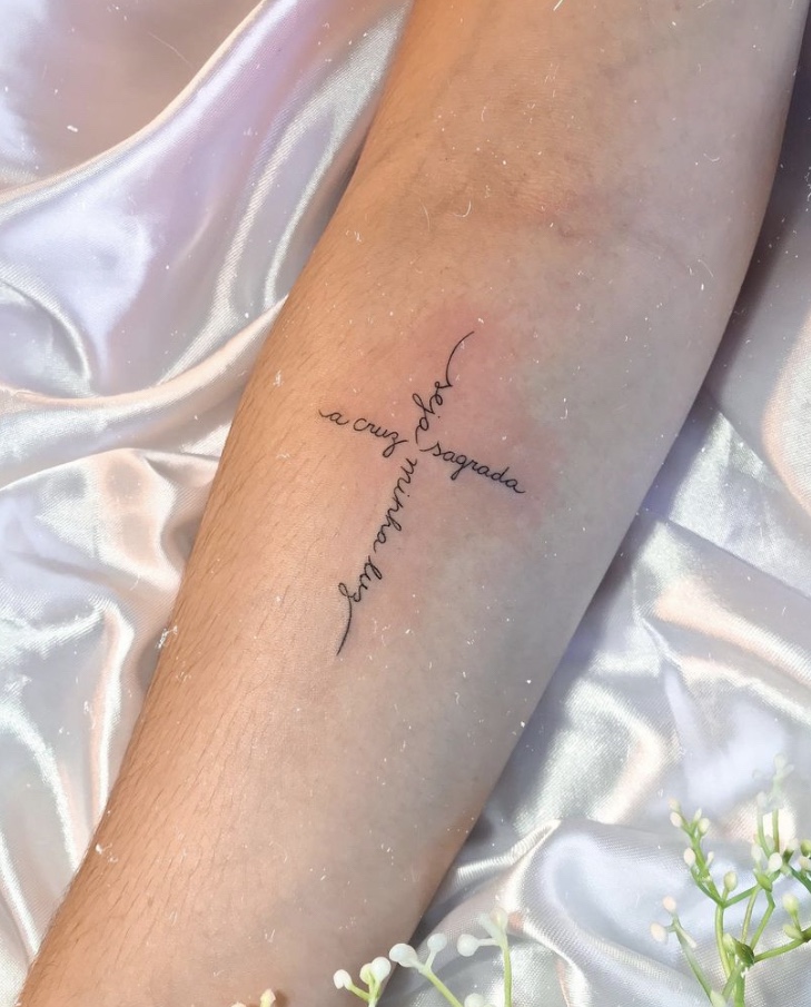 Imagem Com Tatuagem De Frase Em Forma De Cruz