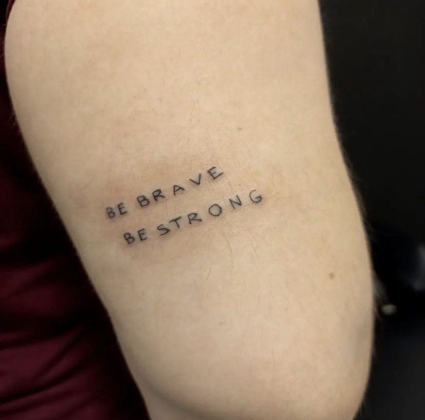 Imagem Com Tatuagem De Frases Para Expressar Força E Coragem
