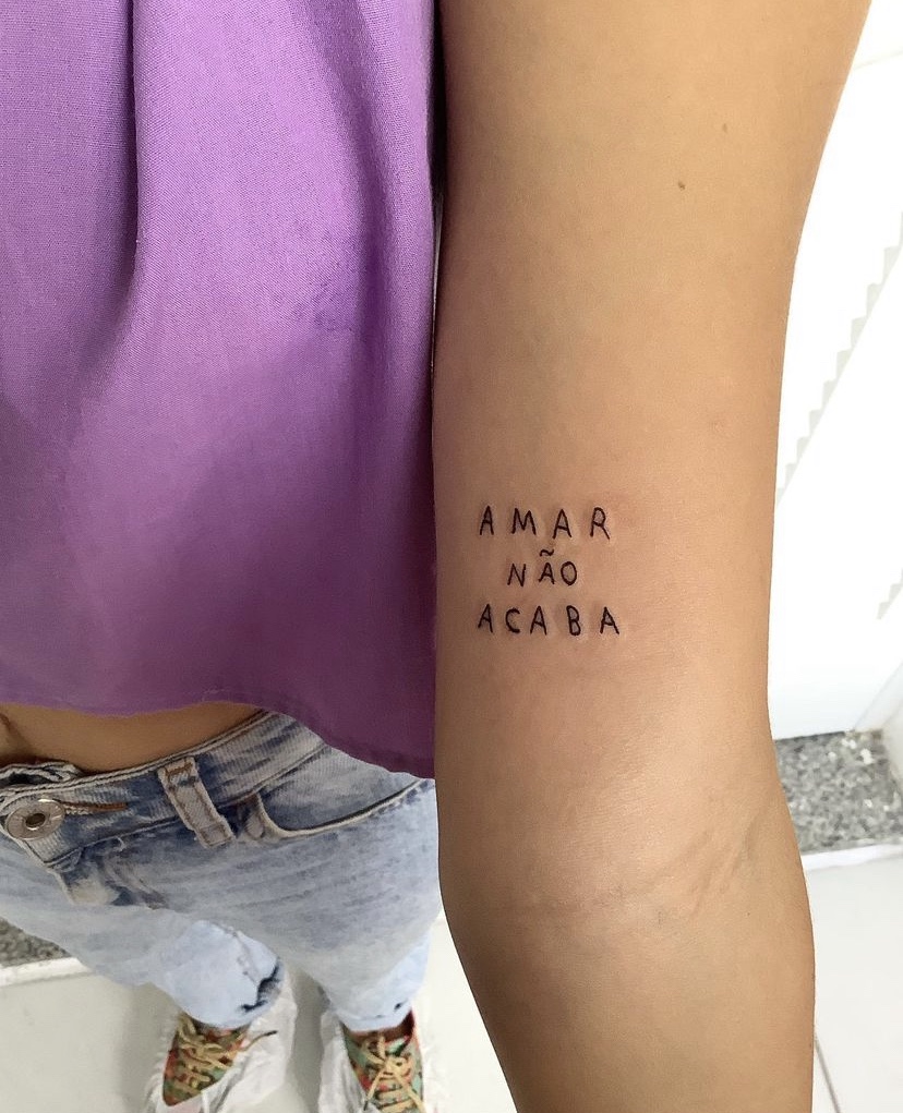 Imagem Com Tatuagem Minimalista De Frase No Braço
