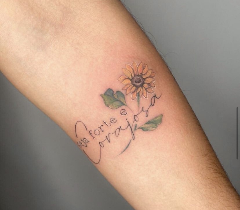Imagem Com Tatuagem De Frases Para Expressar Força E Coragem Com Flor