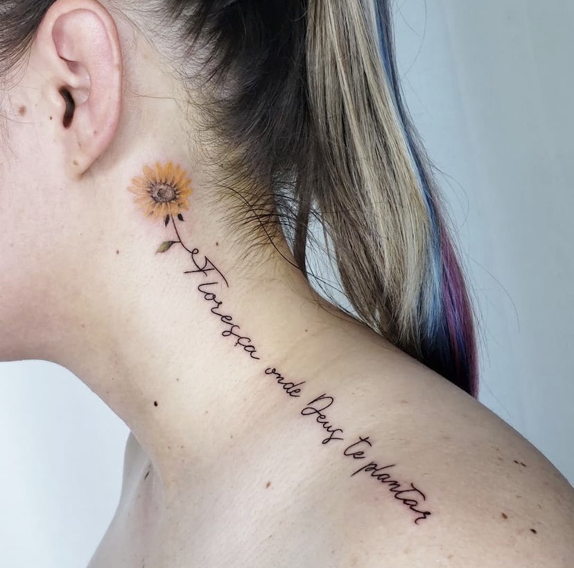 Imagem Com Tatuagem De Frase No Ombro Com Girassol
