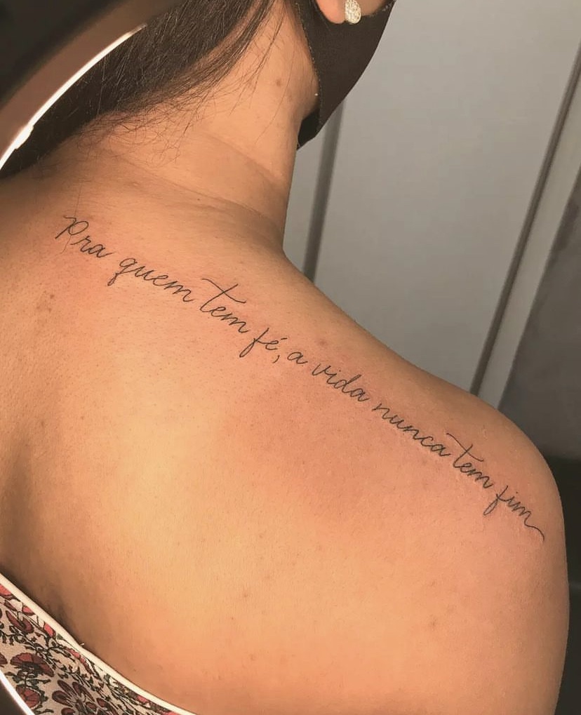Imagem Com Tatuagem De Frases Inspiradoras No Ombro