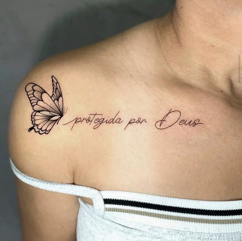 Imagem Com Tatuagem E Outros Elementos No Ombro