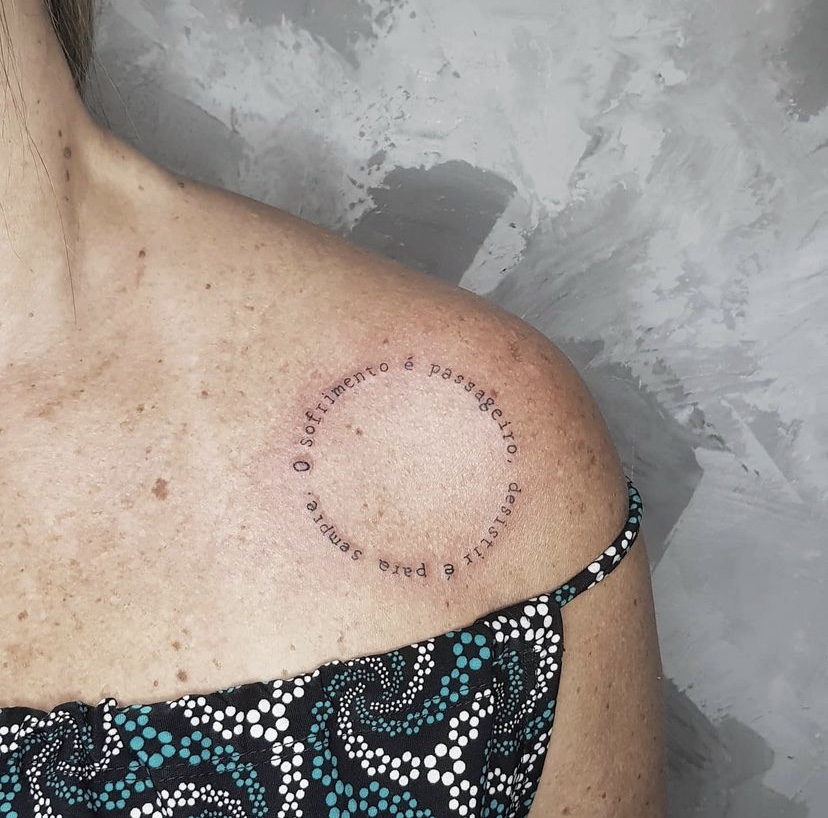 Imagem com Tatuagem como incentivo para prosseguir no ombro