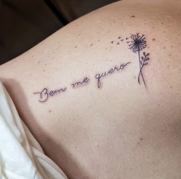 Imagem com Tatuagem de amor próprio no ombro