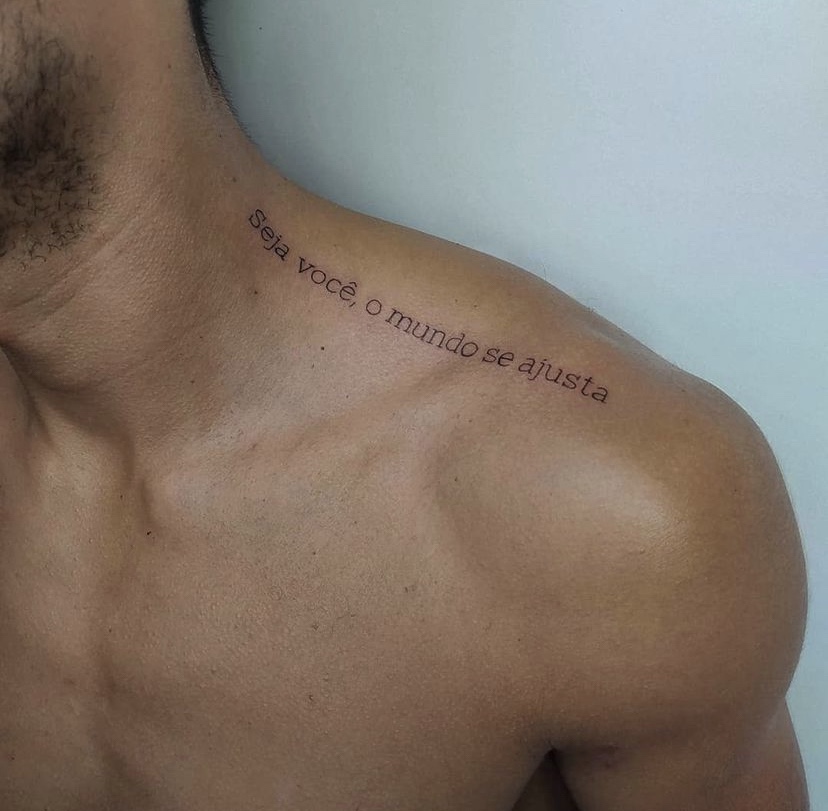 Imagem Com Tatuagem De Autoaceitação No Ombro