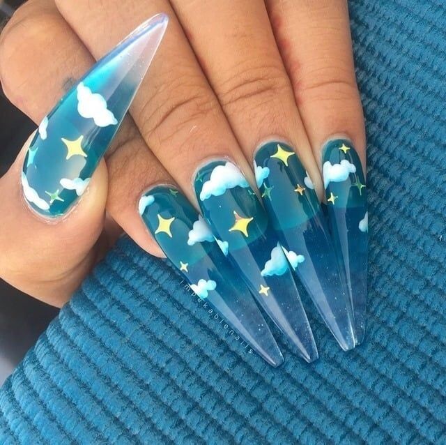 Imagem com unhas de nuvem em unhas postiças stiletto transparentes