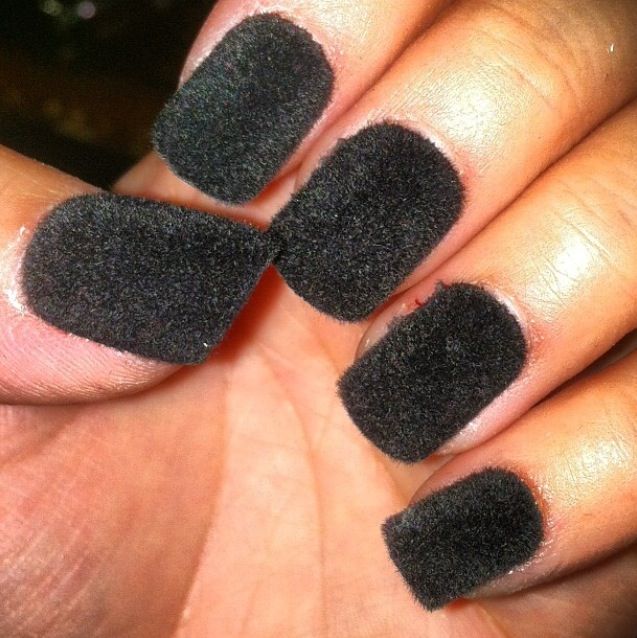 Imagem Com Unhas De Veludo Preto