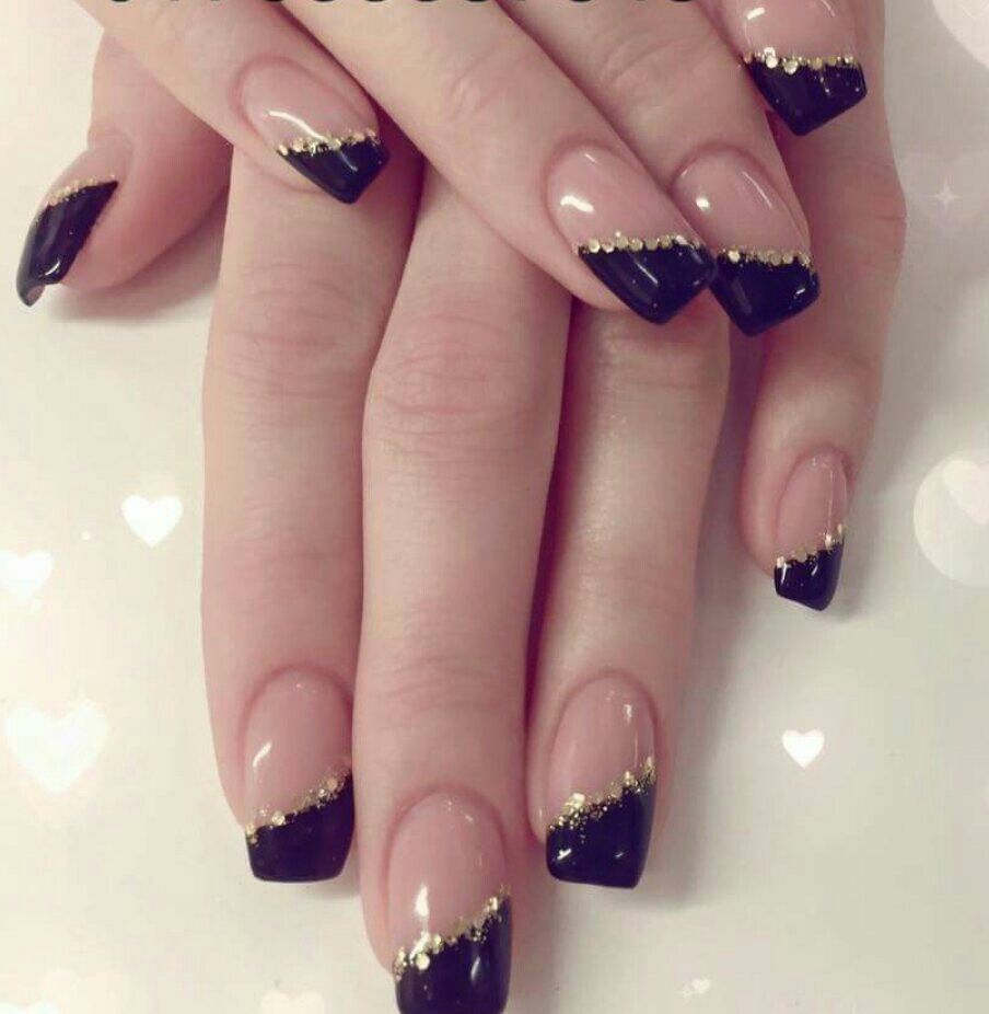 Imagem com unhas espanholas pretas com glitter dourado