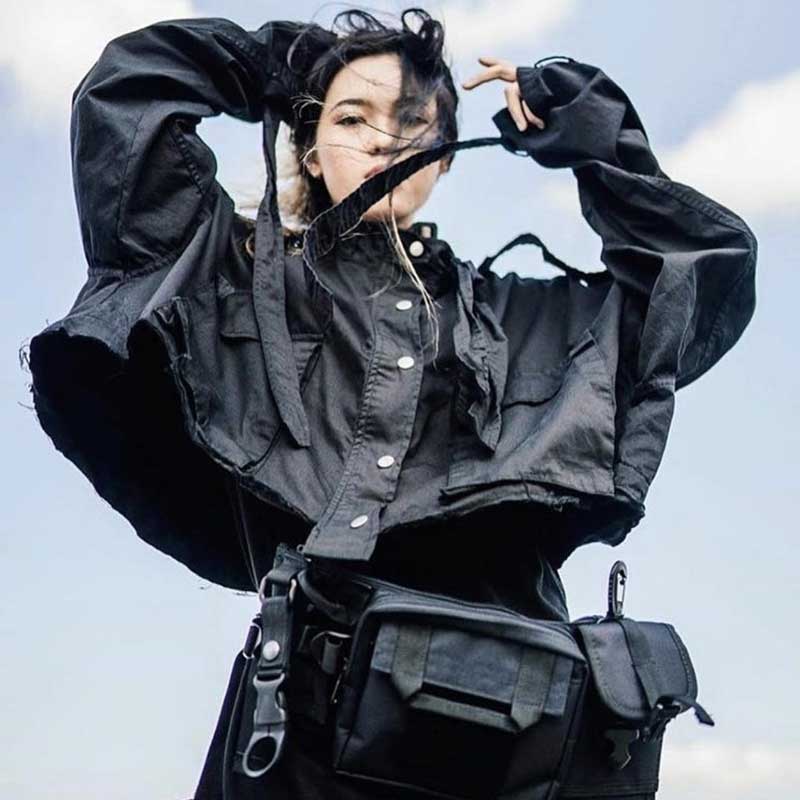 Imagem com estilo techwear com roupas pretas e largas