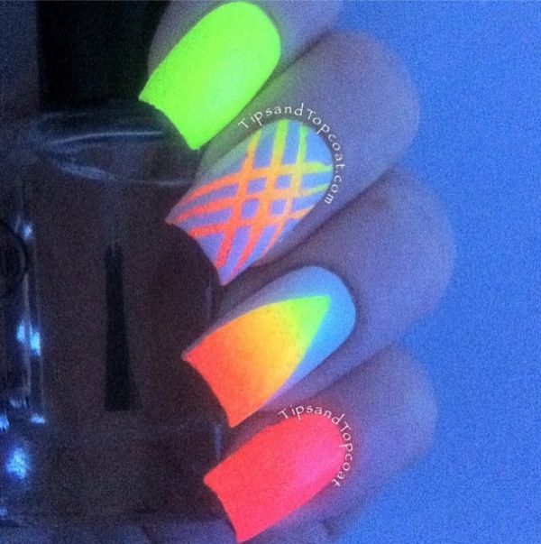 Imagem com esmalte neon colorido com luz negra