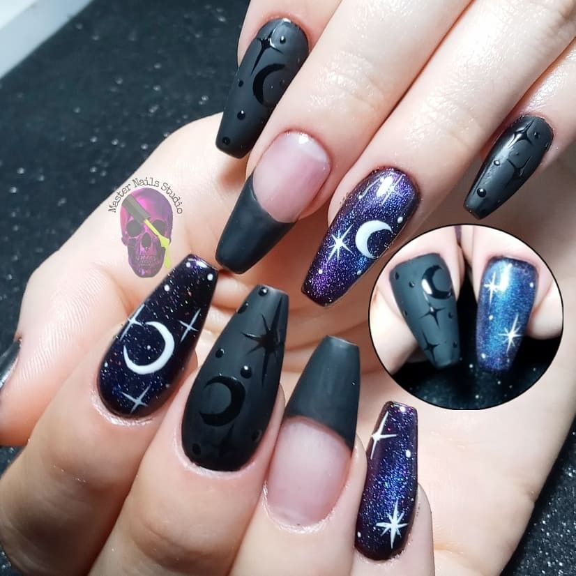 Imagem Com Unhas Cósmicas Com Brilho E Com Esmalte Fosco