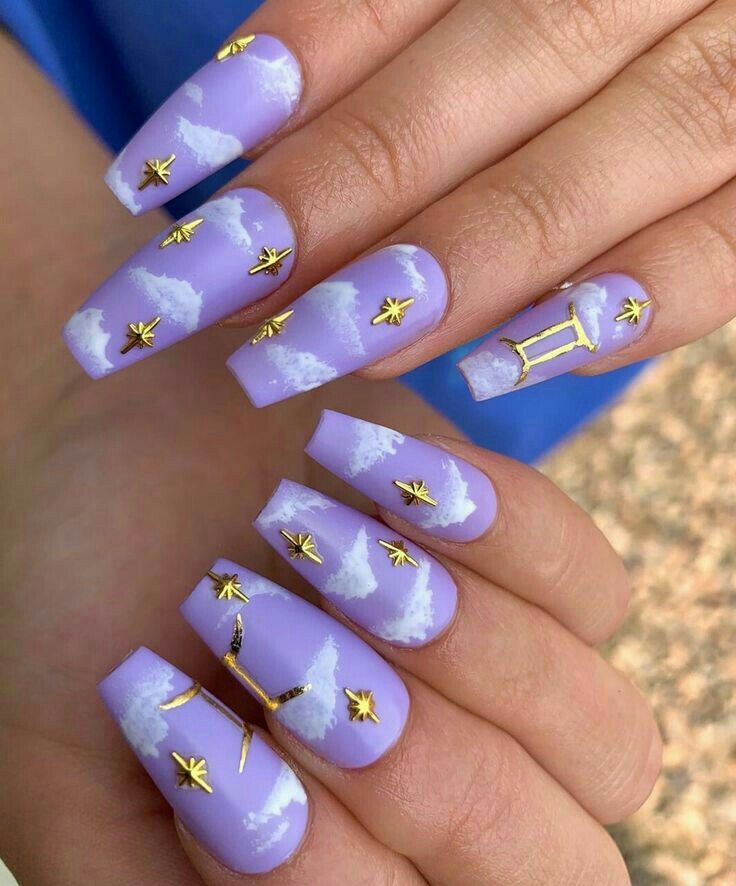 Imagem com unhas de nuvem com estrelas douradas