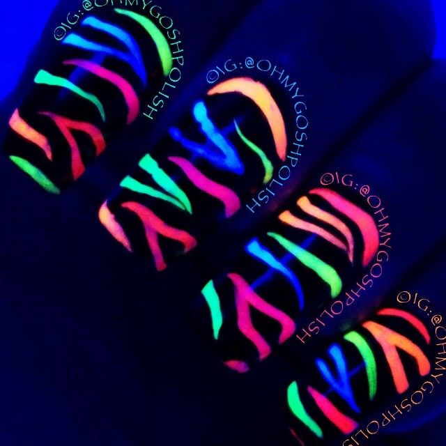 Imagem com esmalte neon em estampa de zebra