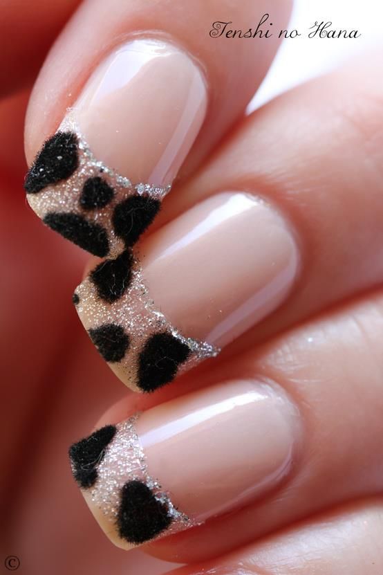 Imagem com unhas de veludo em animal print francesinha