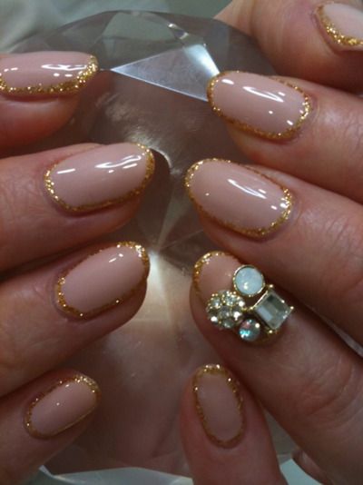 Imagem Com Border Nails De Glitter Dourado E Base Nude
