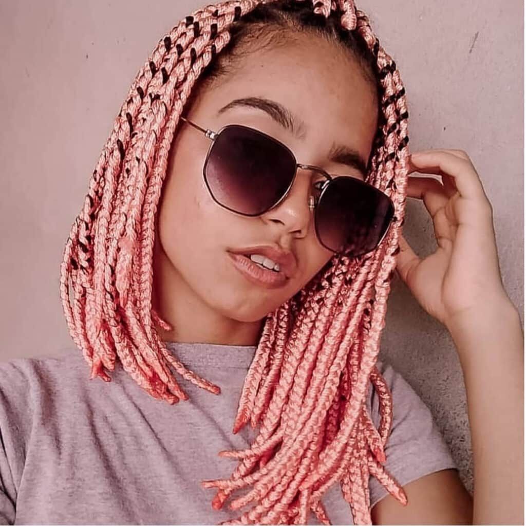 Imagem com box braids rosa em cabelo curto