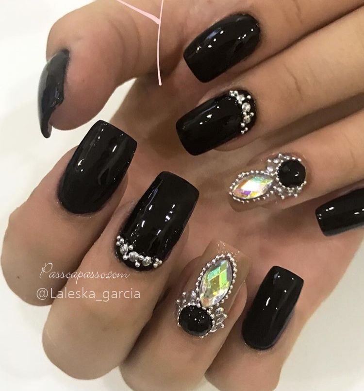 Imagem Com Unhas Decoradas Pretas Com Pedrarias