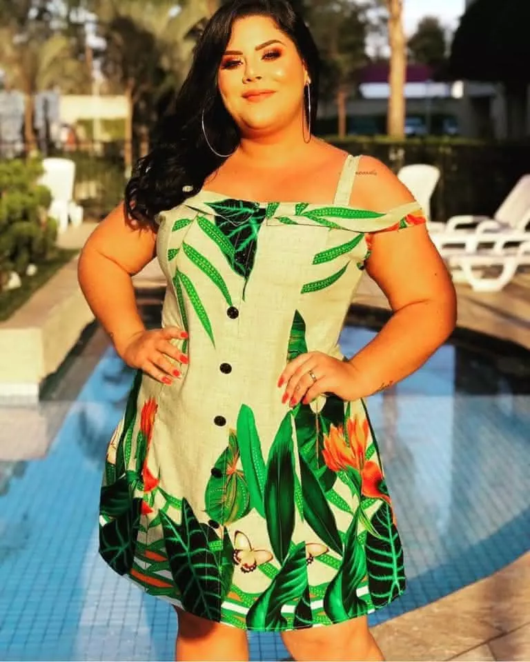 Imagem Com Vestido Evasê Plus Size Com Detalhes Florais