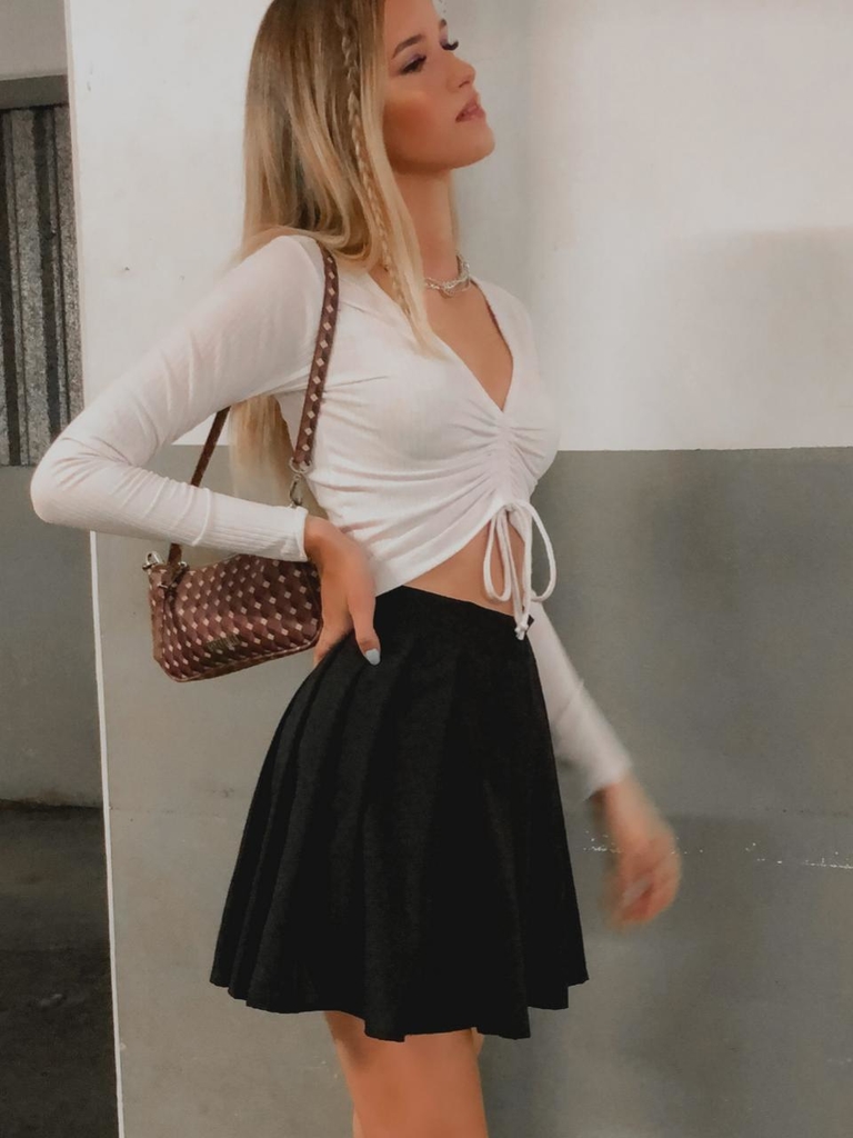 Imagem Com Saia Tenista Preta E Cropped Branco