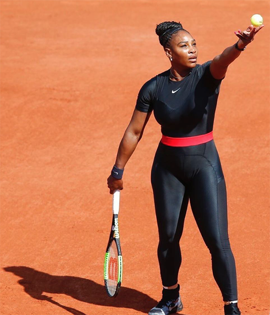 Imagem com Serena Williams com macacão