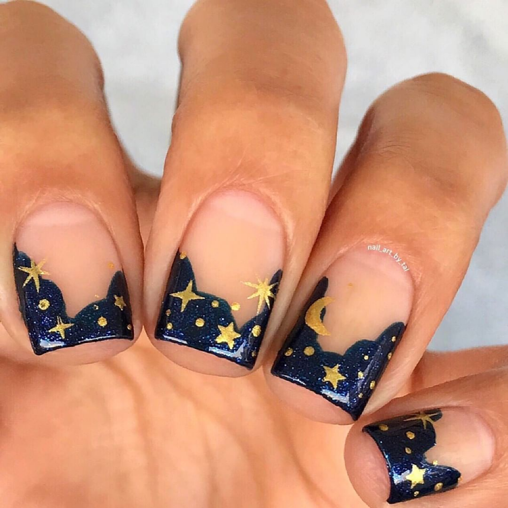 Imagem Com Unhas Cósmicas Azuis Em Francesinha