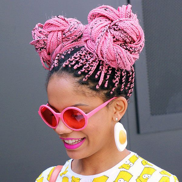 Imagem com box braids rosa com double bun em todo o cabelo