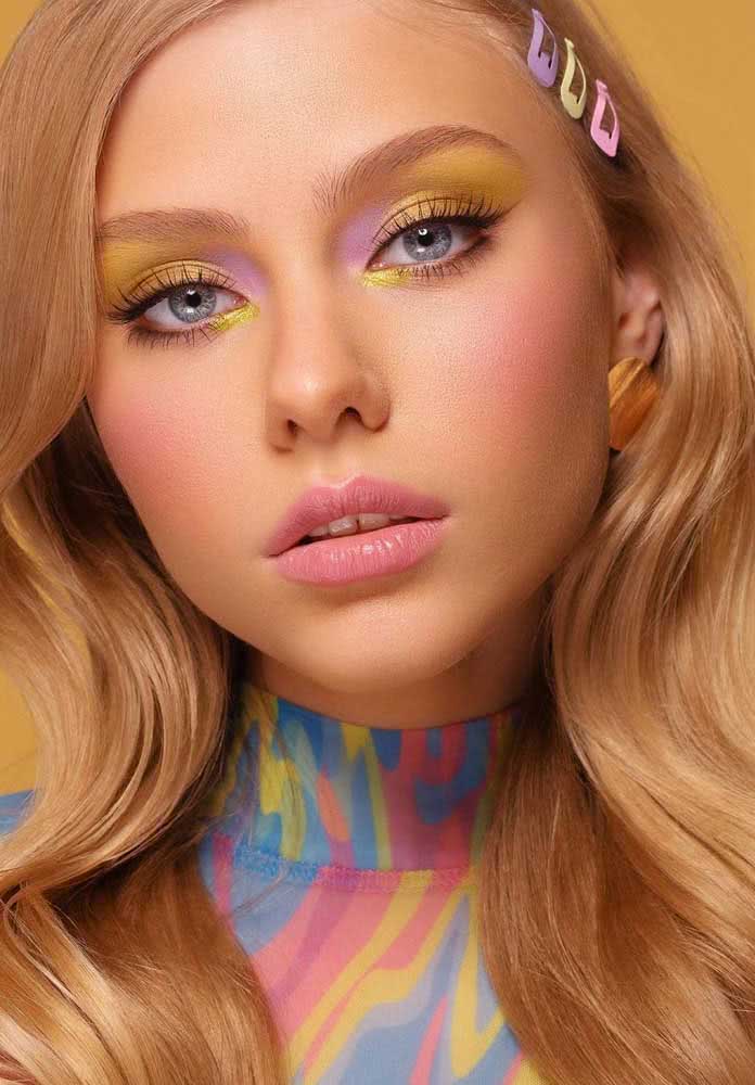 Imagem Com Maquiagem Colorida Com Cores Suaves