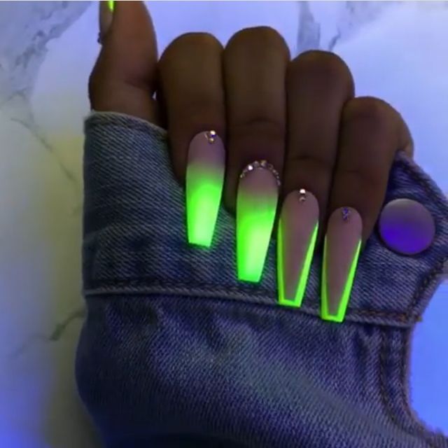 Imagem com esmalte neon verde no formato bailarina