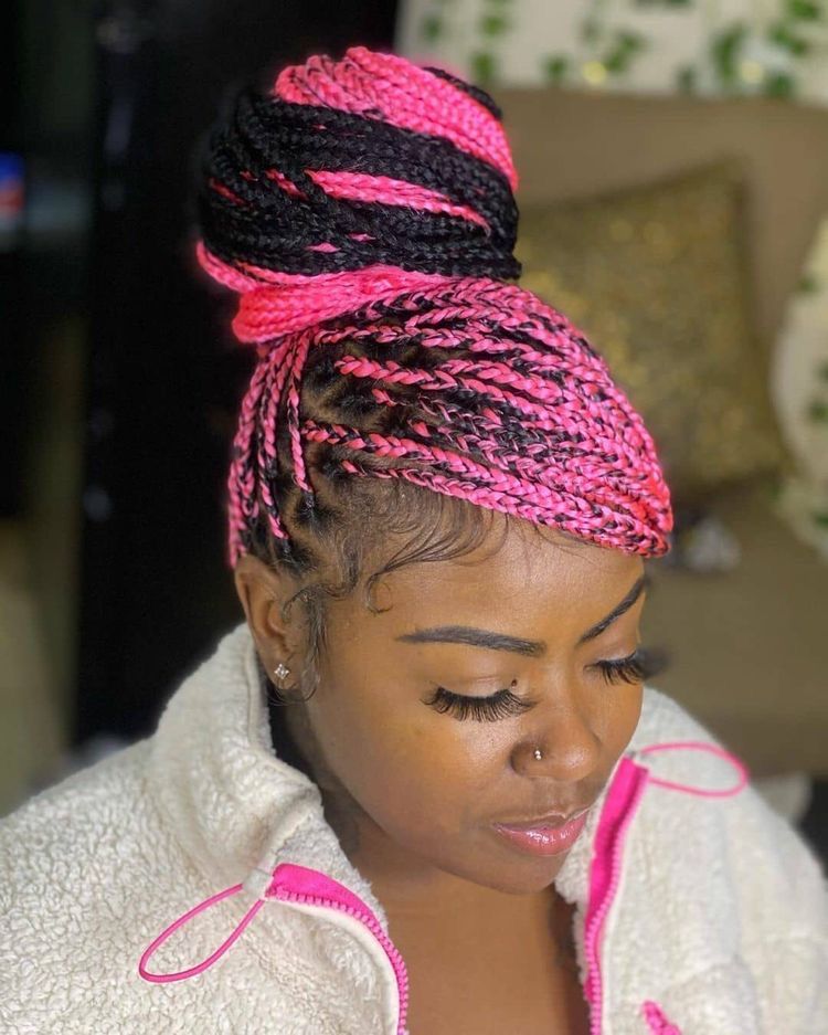 Imagem com box braids rosa com coque