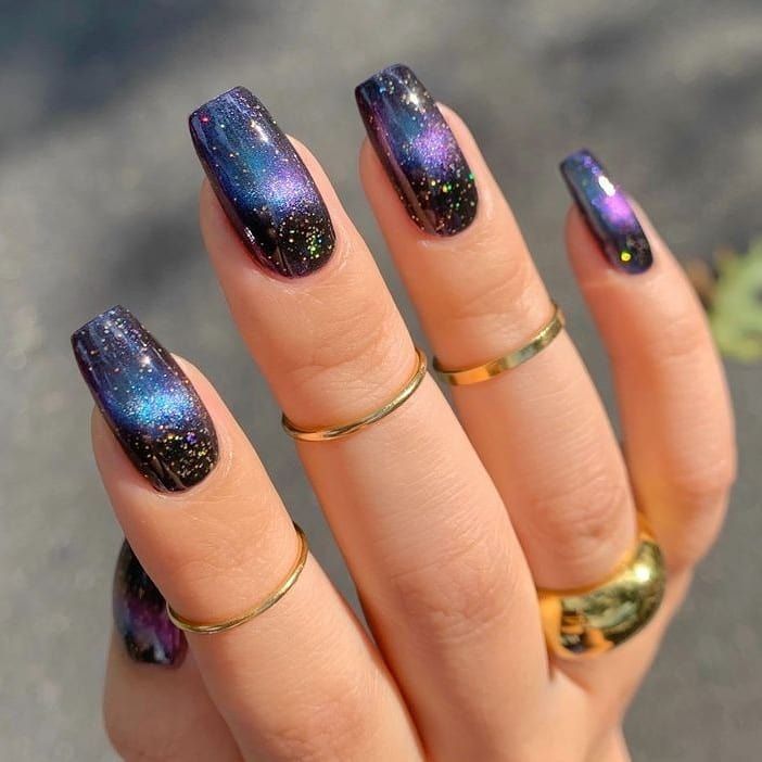 Imagem Com Unhas Cósmicas Longas Em Preto, Azul E Roxo