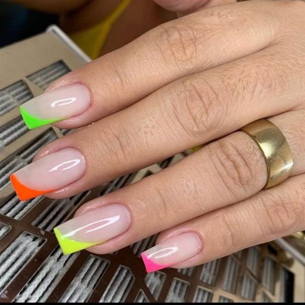 Imagem com francesinha diagonal com esmaltes neon coloridos