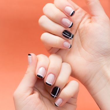 Imagem Com Unhas Decoradas Pretas Com Filha Única