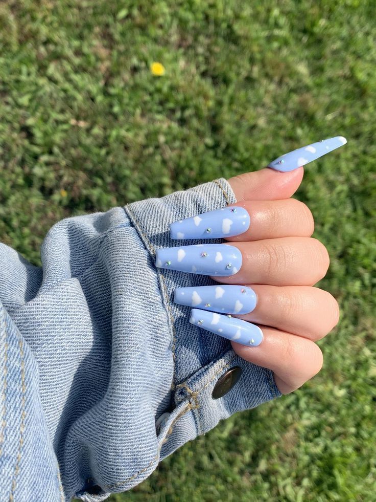 Imagem Com Unhas De Nuvem Azul Celeste Em Formato Bailarina