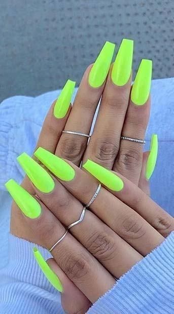 Imagem com esmalte neon amarelo